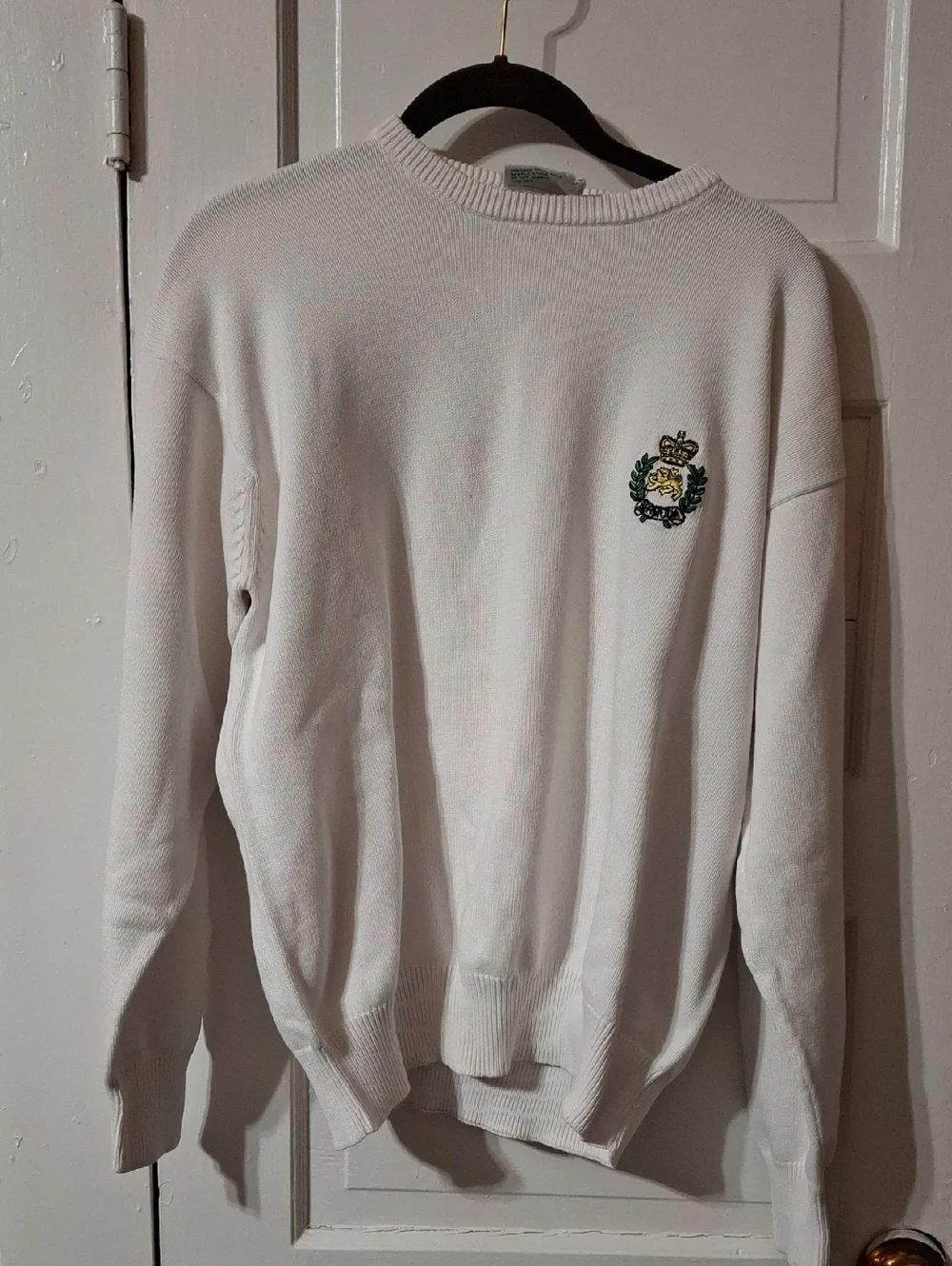 Men's White Crewneck Sweater with Embroidered Crest (Mis164)
